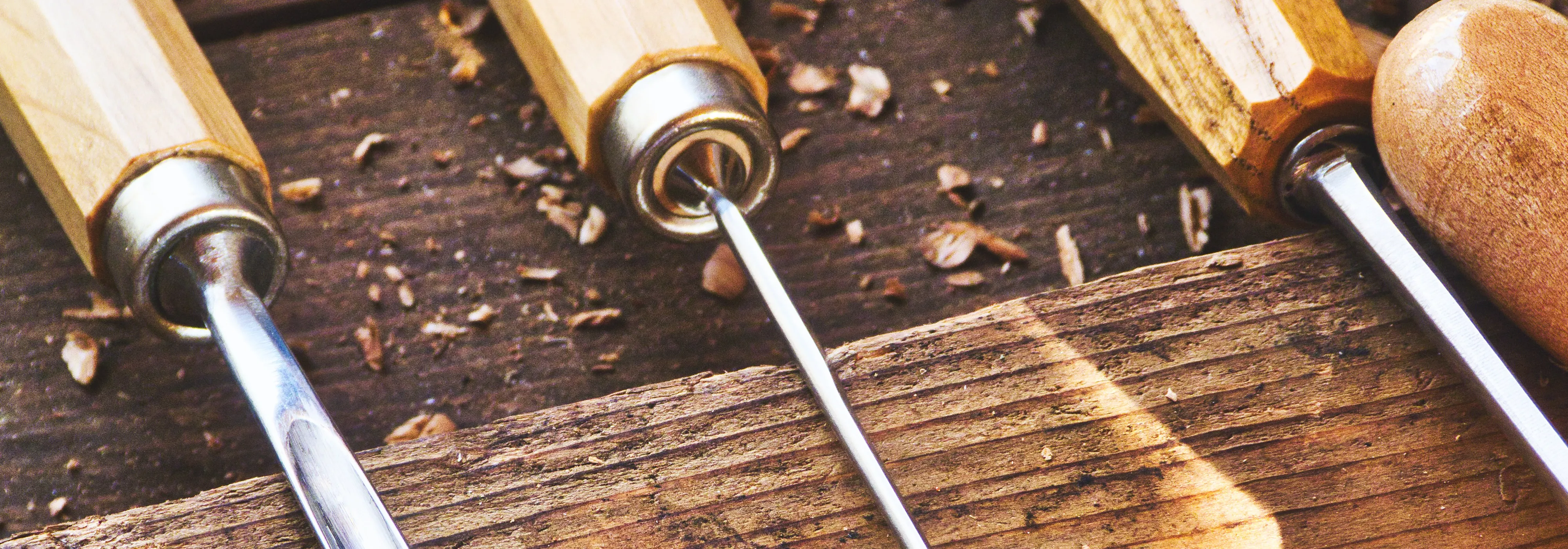 Detailaufnahmen Tischlerwerkzeug aus Holzuntergrund