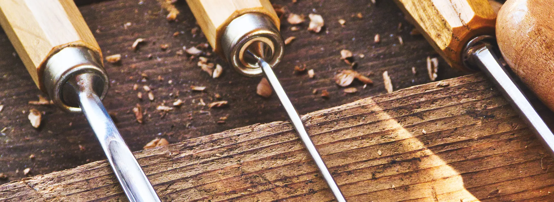 Detailaufnahmen Tischlerwerkzeug aus Holzuntergrund